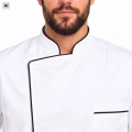 Portret kucharza w białym uniformie.png