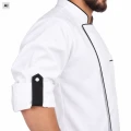 Kucharz w białym fartuchu z lamówką.png